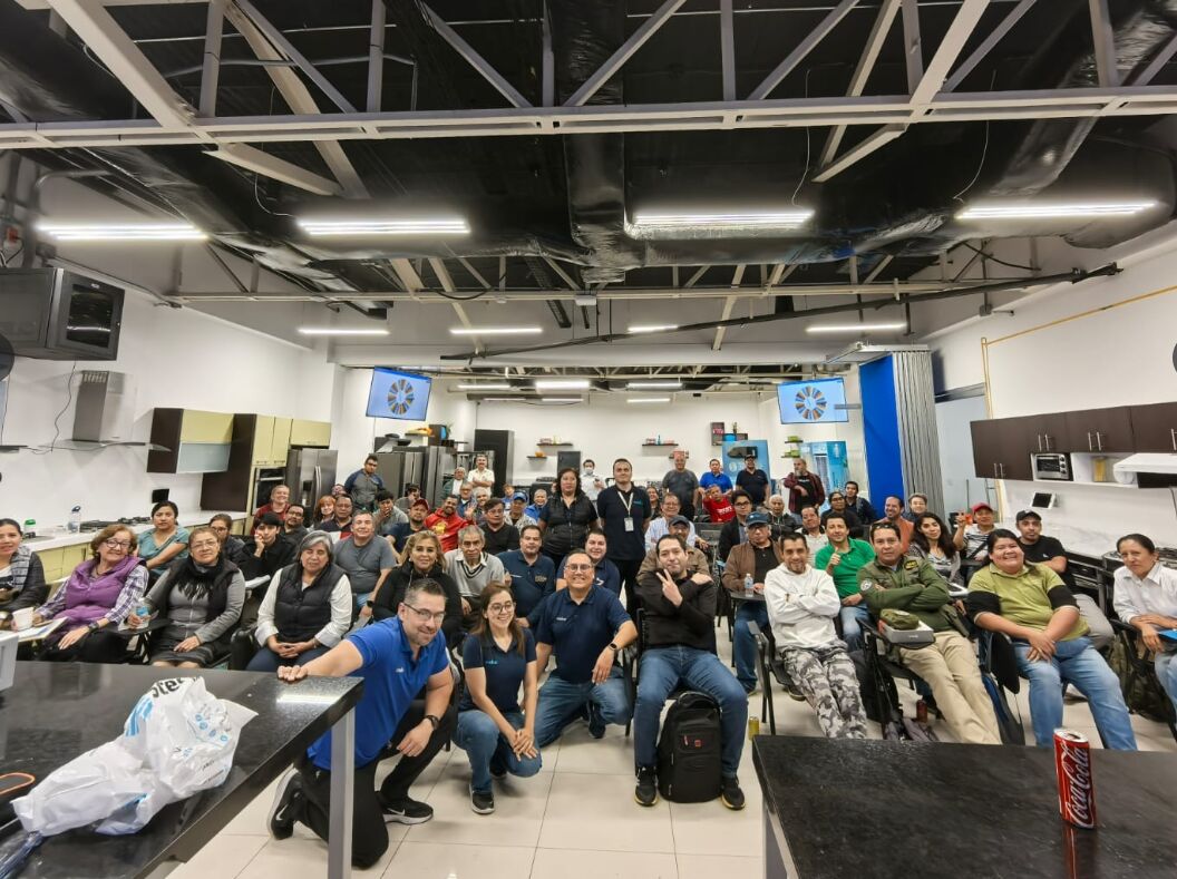 Grupo de alumnos en capacitación en aula de prácticas