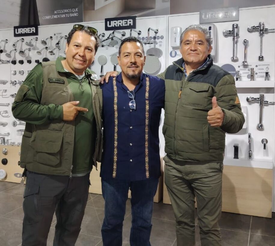 Instructores en exhibición de accesorios Urrea