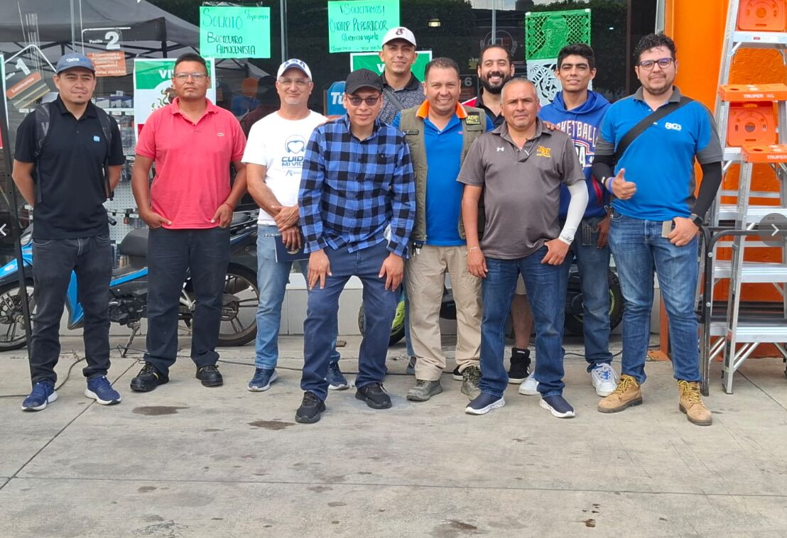 Grupo de alumnos en visita a tienda de materiales