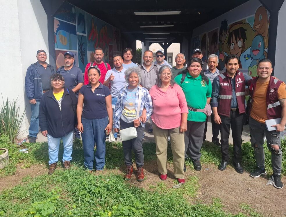 Grupo comunitario en curso de plomería